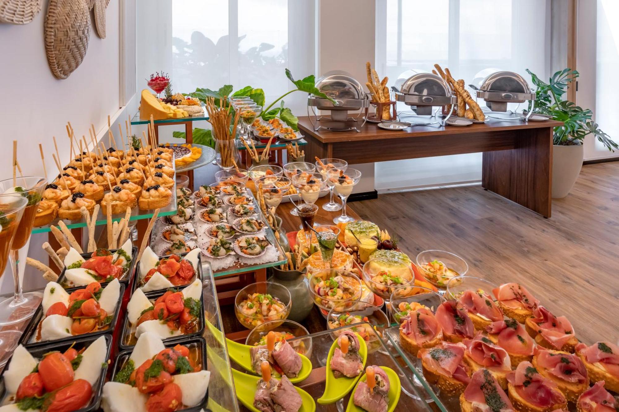 Serhs Natal Grand Hotel & Resort Esterno foto A buffet of tapas